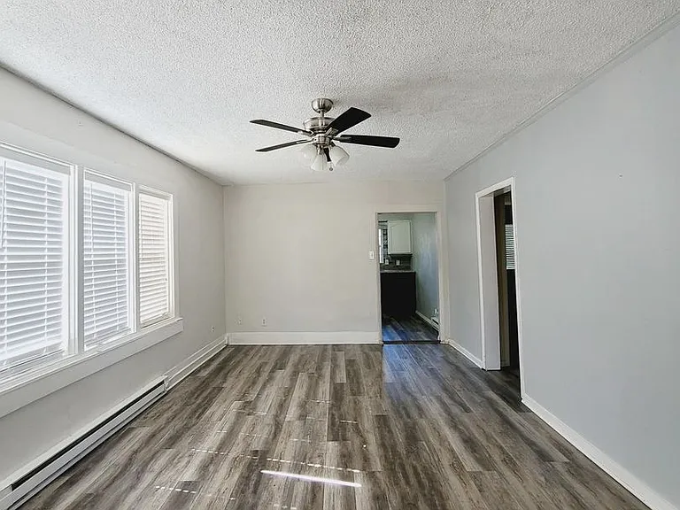 112 N Walnut St — Photo 5