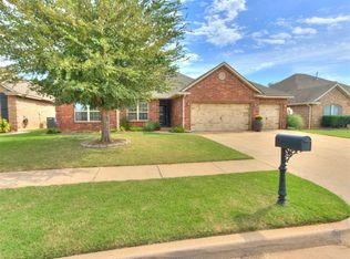 1004 Ashwood Ln, Moore, OK 73160