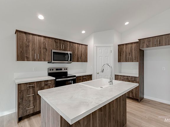 5th image of 315 N Madrone Ave
