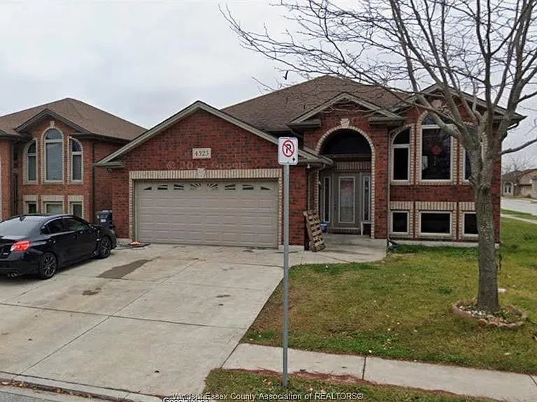 4523 Helsinki Cres — Photo 1