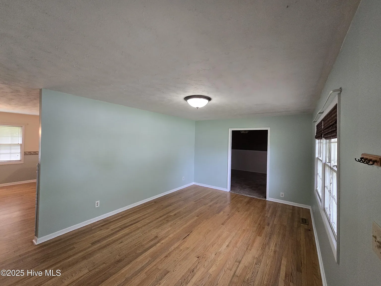 3 bed, 1.5 bath, $1,550 — Photo 2
