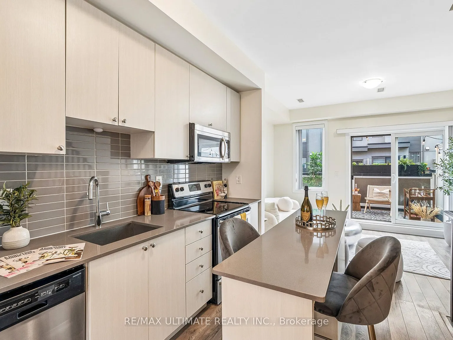 4 bed, $3,000 — Photo 1