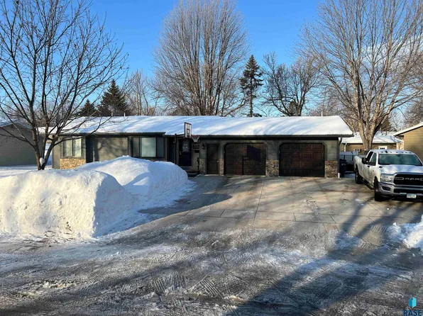 1115 N Cedar St, Luverne, MN 56156