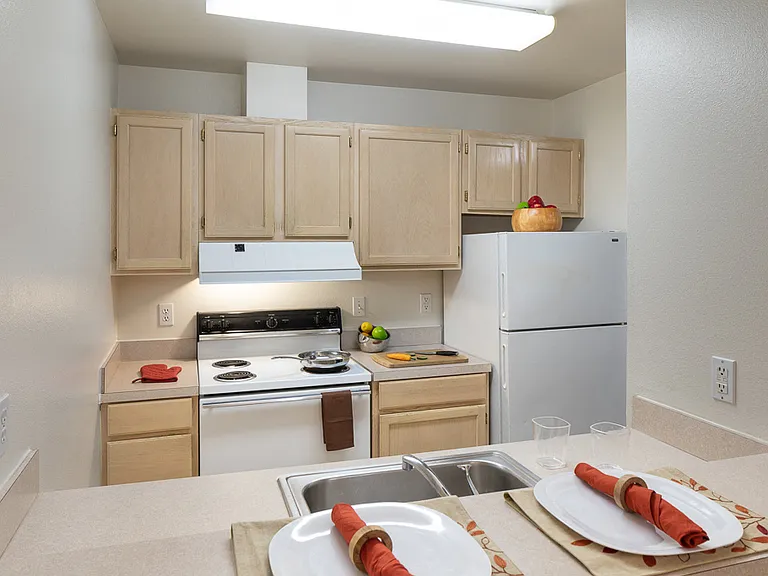 Cascade Court Apartments — Photo 2