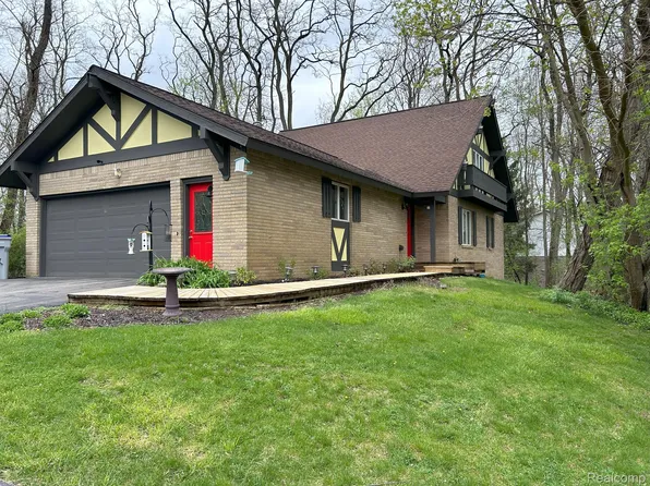2696 Jennifer Dr, Brighton, MI 48114