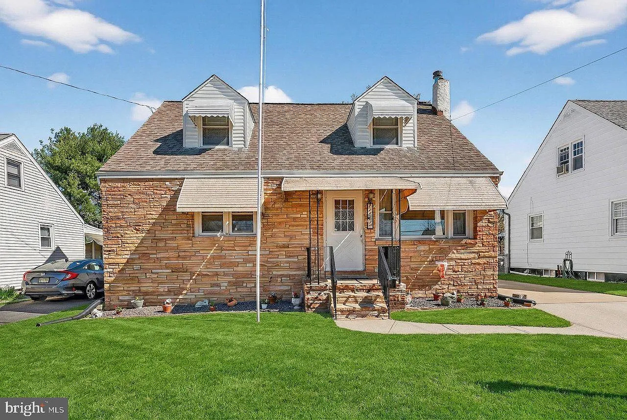 2062 Kinter Ave photo 1