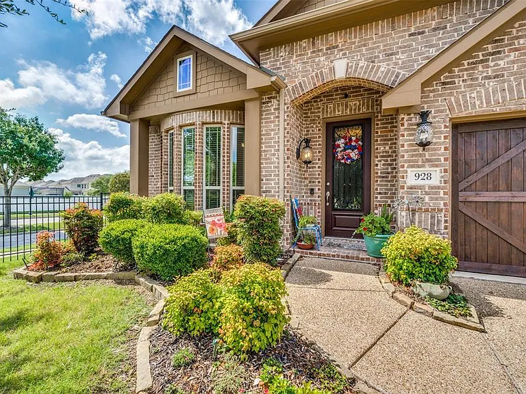 928 Lighthouse Ln — Photo 1