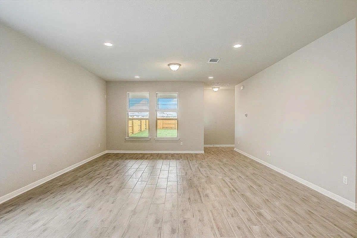 3 bed, 2.0 bath, 1943 sqft, $2,249 — Photo 4