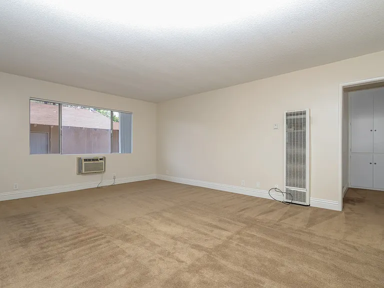 Silverwood Apartments (538,550,562) — Photo 8