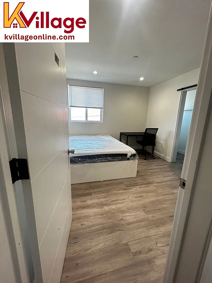 1528 W 36TH PL — Photo 1