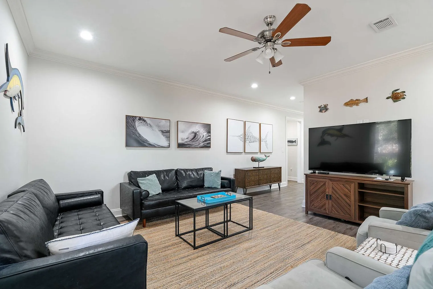 3 bed, 2.0 bath, 1679 sqft, $6,600 — Photo 2