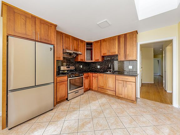 4th image of 645 Dartmouth St