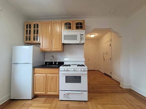 2nd image of 33 Crooke Ave APT 6L