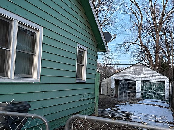 4th image of 4625 Evanston Ave