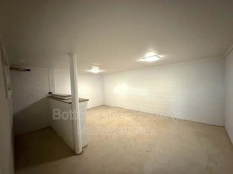 1429 W Horah St — Photo 12