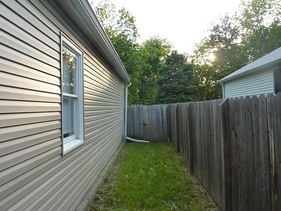 Side door (privacy) to the backyard
