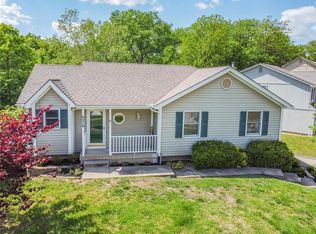 6476 NW Valley Dr, Parkville, MO 64152