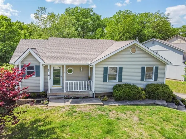 6476 NW Valley Dr, Parkville, MO 64152