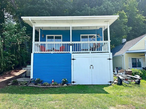 2076 Gray Park Dr, Lapeer, MI 48446