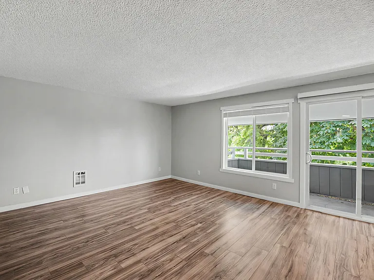 River Court Apartments - Updated Units With A View! — Photo 6
