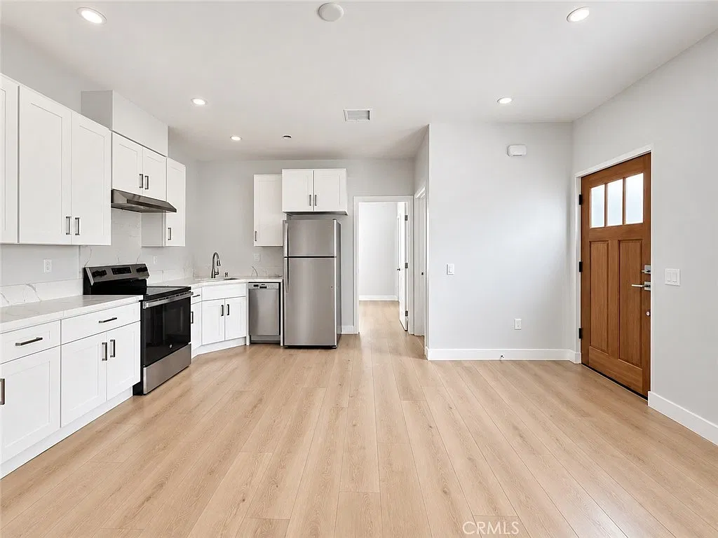 2 bed, 800 sqft, $2,800 — Photo 3