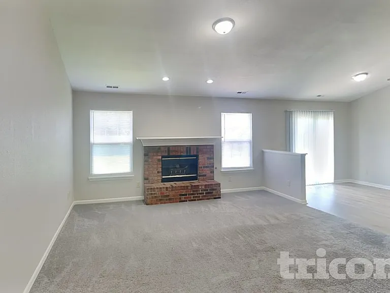 7260 Kidwell Dr — Photo 4