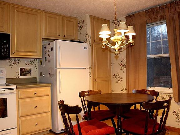 5th image of 835 Blackberry St