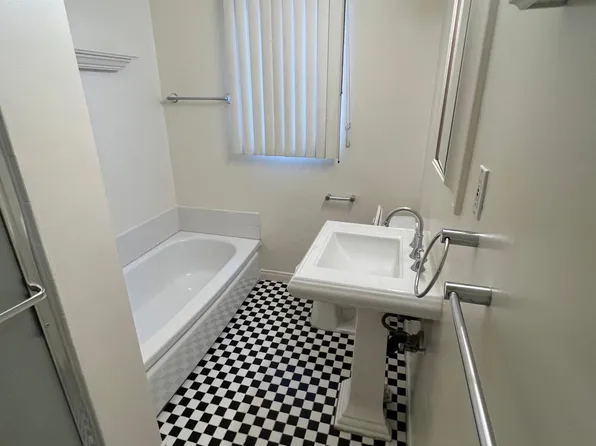 11725 Darlington Ave APT 6, Los Angeles, CA 90049