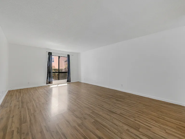 1126 Fairview Ave #104 — Photo 2