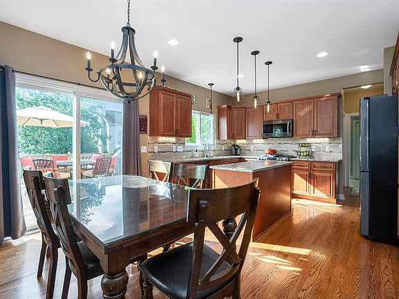 4th image of 758 W Castlebury Cir