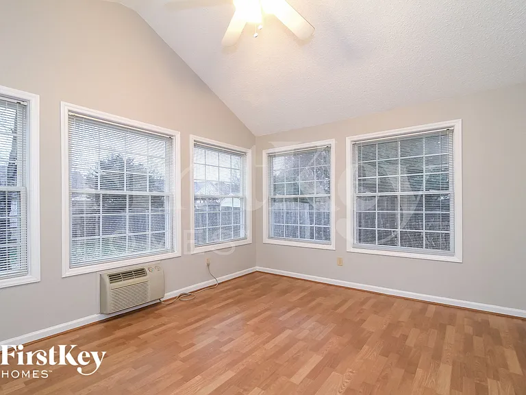 2055 Ardmore Village Ln — Photo 10