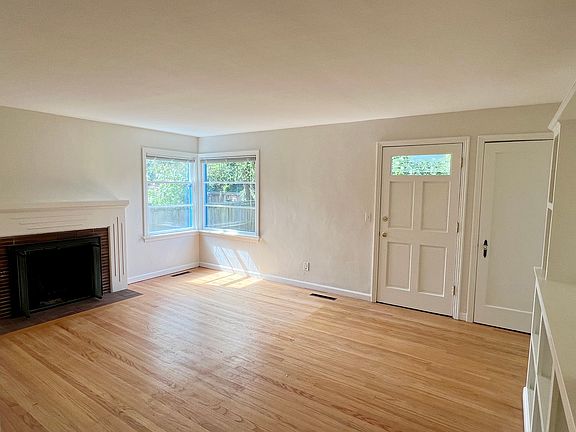 4th image of 10544 Phinney Ave N