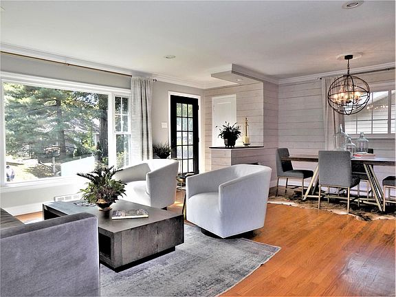 3rd image of 815 Queen Anne Pl