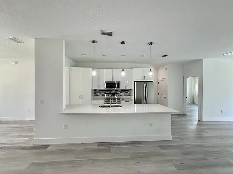 1370 Cogan Dr SE — Photo 7