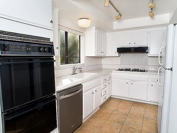 4th image of 5711 Owensmouth Ave Unit 128