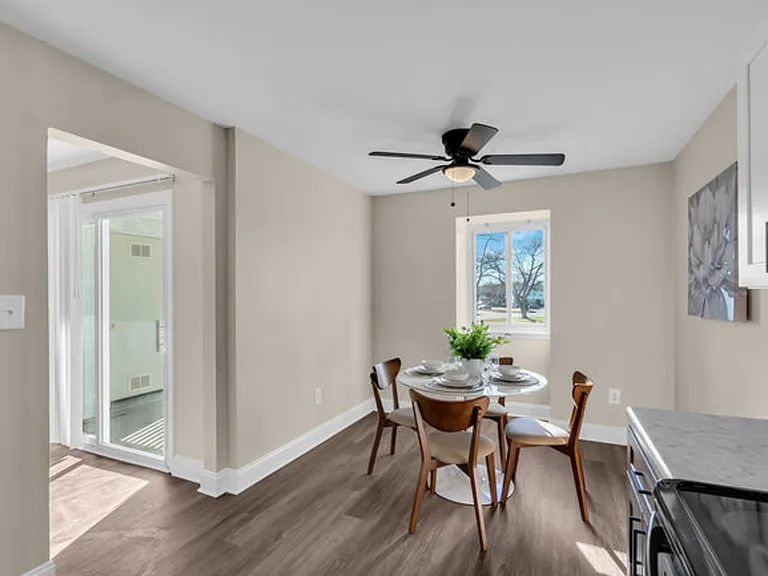 Chateau Apartments — Photo 8