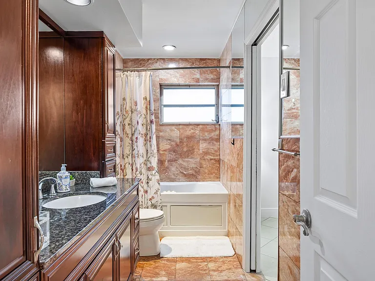 400 SE 31st St #8 — Photo 37