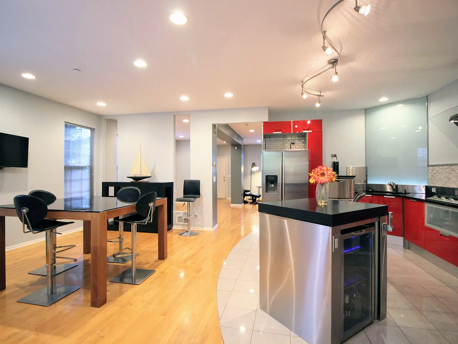 3 bed, 3.5 bath, 2030 sqft, $3,098 — Photo 3