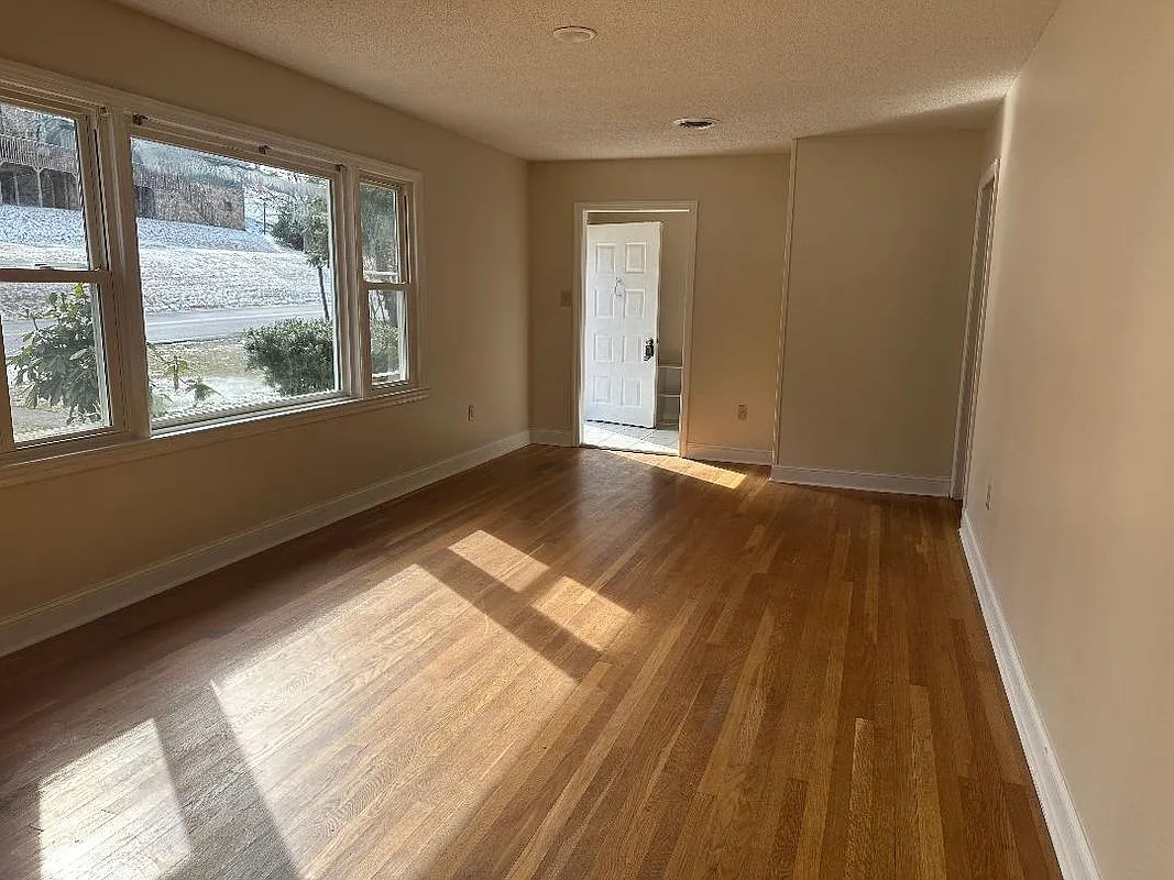 Building Photo - 970 Long Crescent Dr