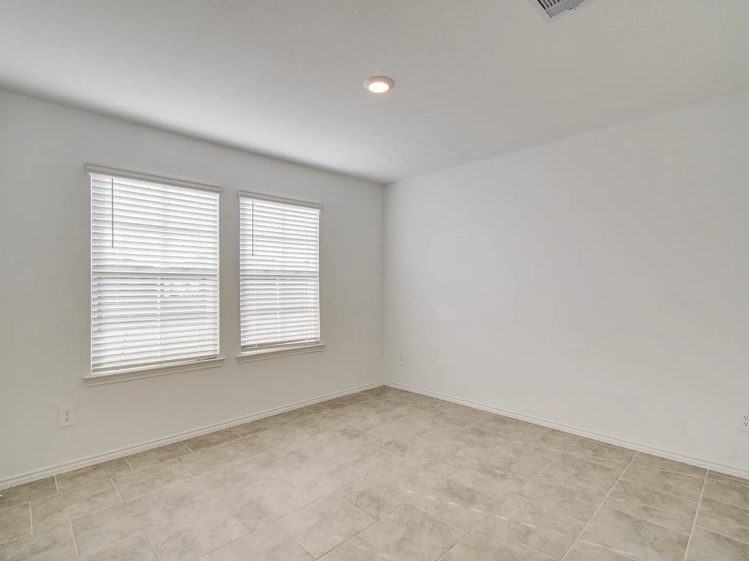 4 bed, 2.0 bath, 1860 sqft, $2,200 — Photo 4