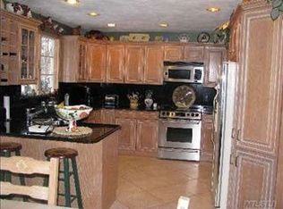 27 Galahad Ln, Nesconset, NY 11767