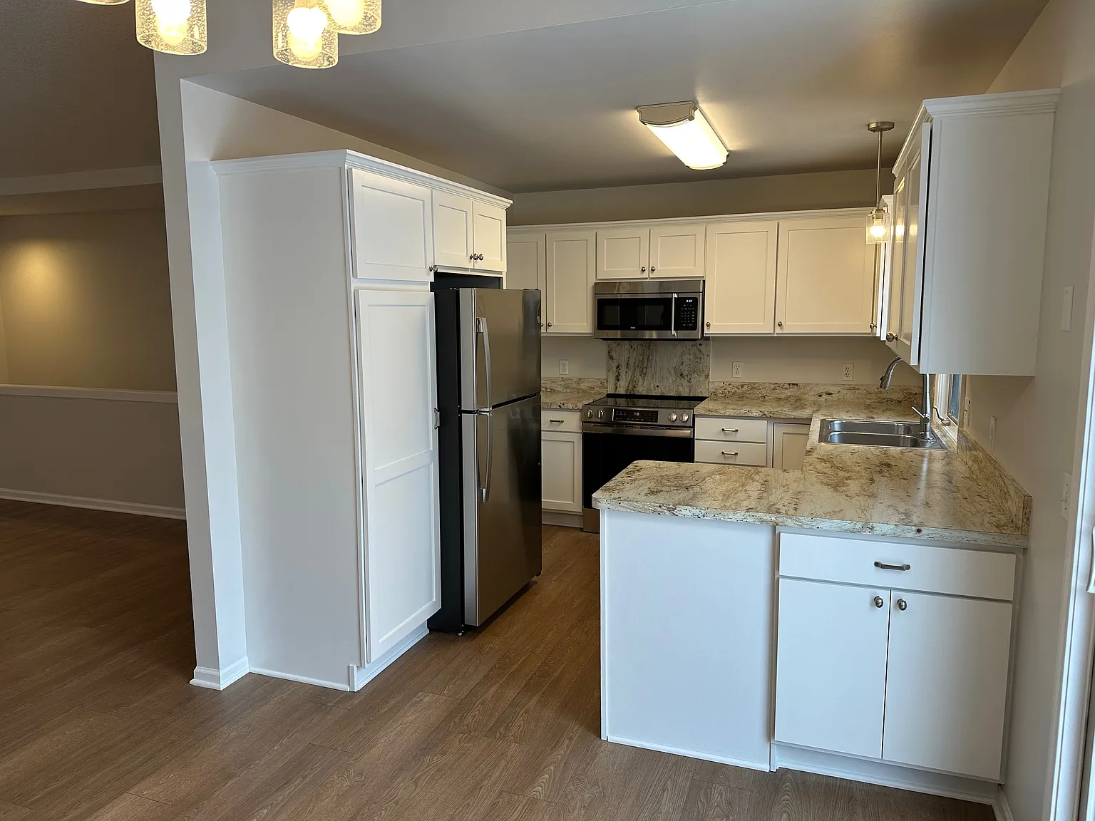 3 bed, 2.5 bath, 2400 sqft, $2,300 — Photo 4