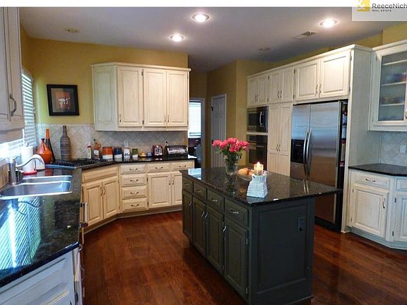 Upgraded cabinets,granite and appliances!