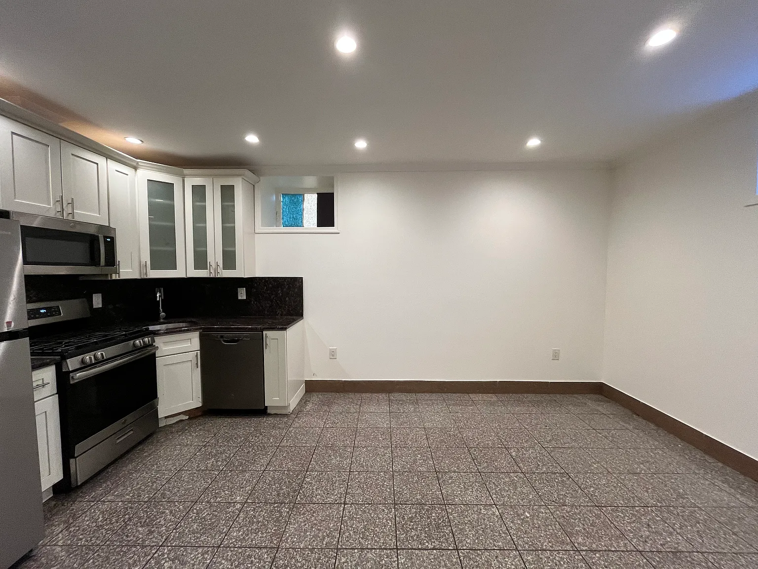 2 bed, 900 sqft, $2,000 — Photo 3