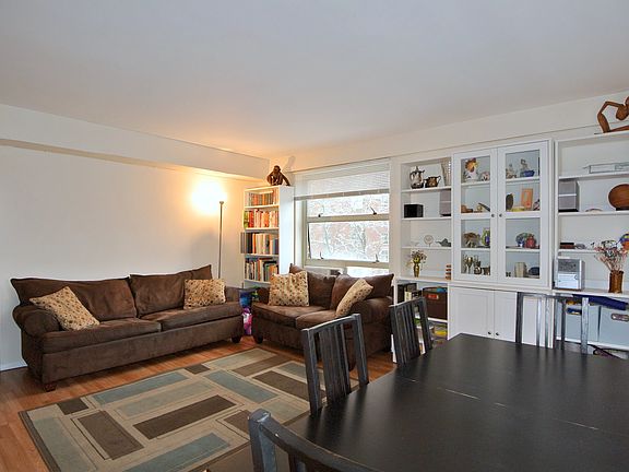 3rd image of 90 La Salle St APT 6B