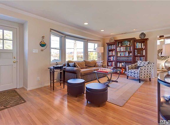 4th image of 15 Meredith Dr