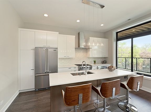 2nd image of 469 N Paulina St #402