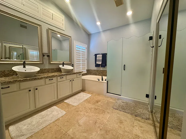 Master Bathroom w/ Garden Tub