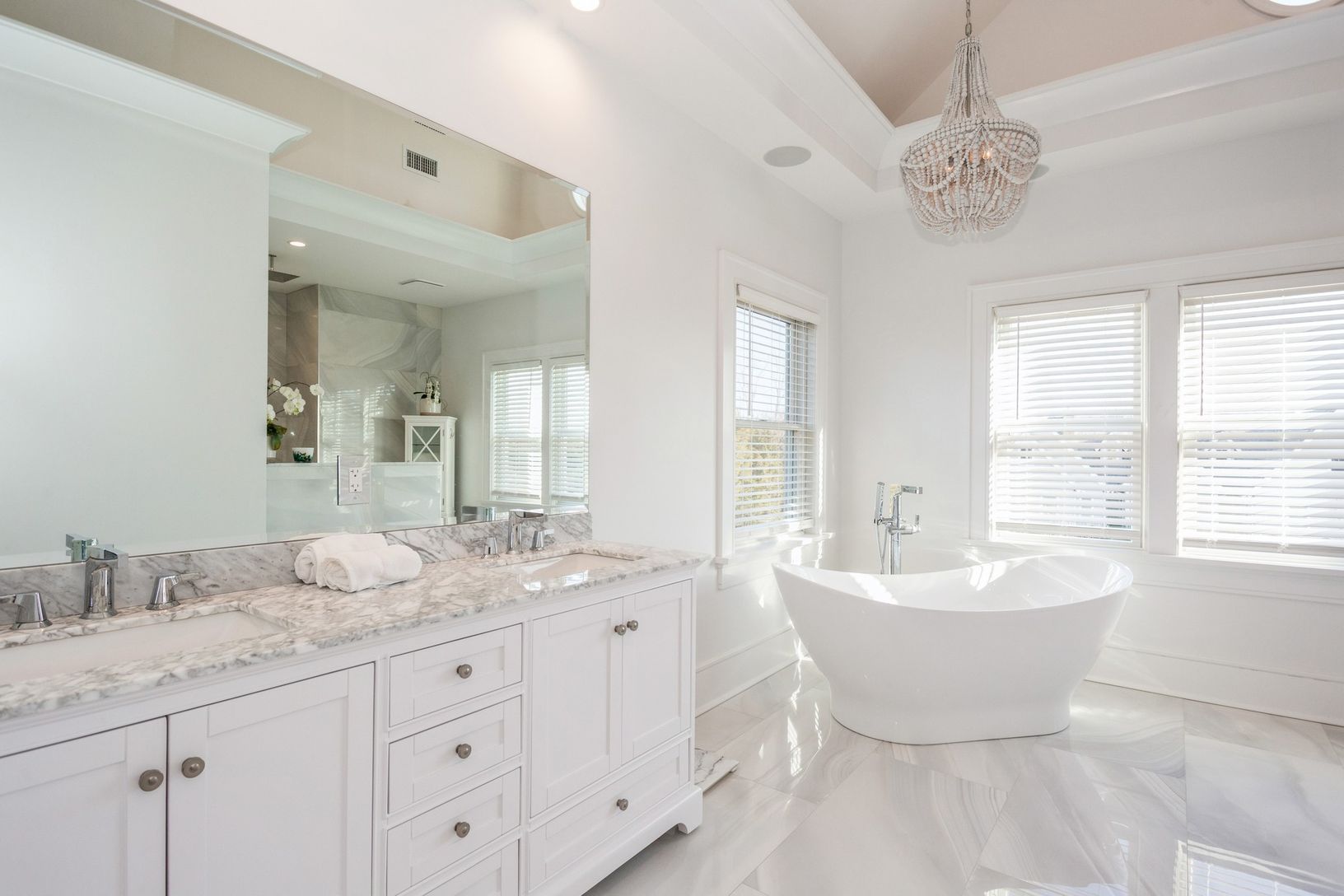  Gorgeous upstairs primary en-suite bath With soaking tub & Roman shower