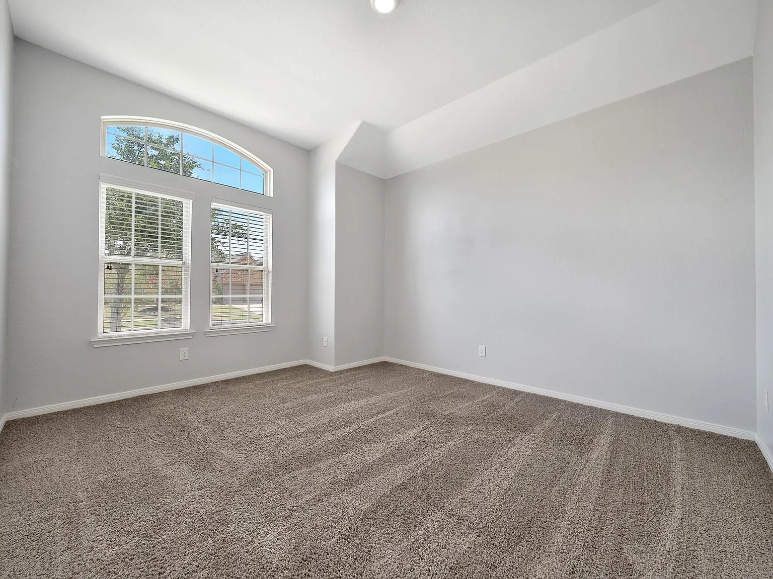 3 bed, 2.5 bath, 2276 sqft, $2,700 — Photo 4